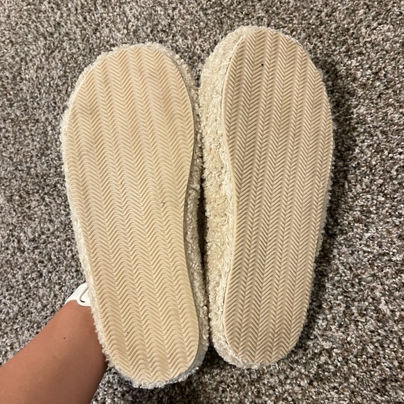 Abercrombie & Fitch Sherpa Slippers - Picture 2 of 3